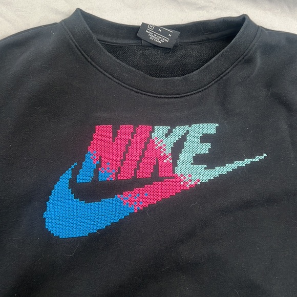 Nike women’s crop sweater. Great condition. Size medium, colour black - Picture 2 of 7